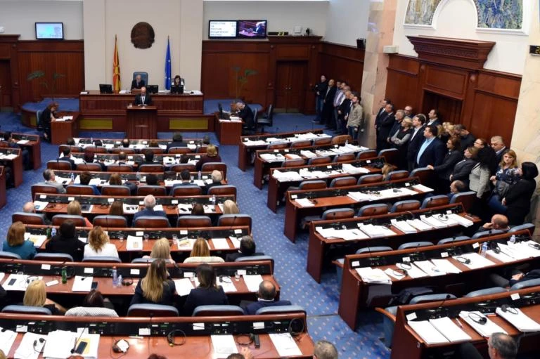 Κρίσιμες ώρες στα Σκόπια – Στη Βουλή οι τροπολογίες αλλαγής του Συντάγματος